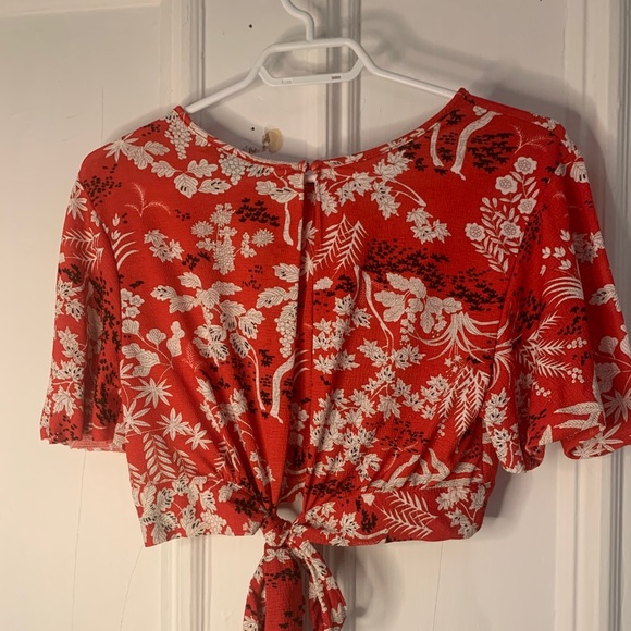 Short top with open back - Picture 2 of 3